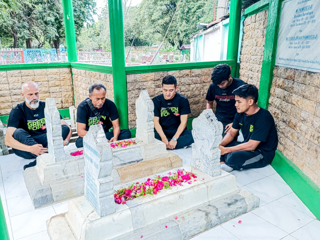 Persebaya berziarah ke makam pendiri klub M. Pamoedji (Foto: Website Official Persebaya)