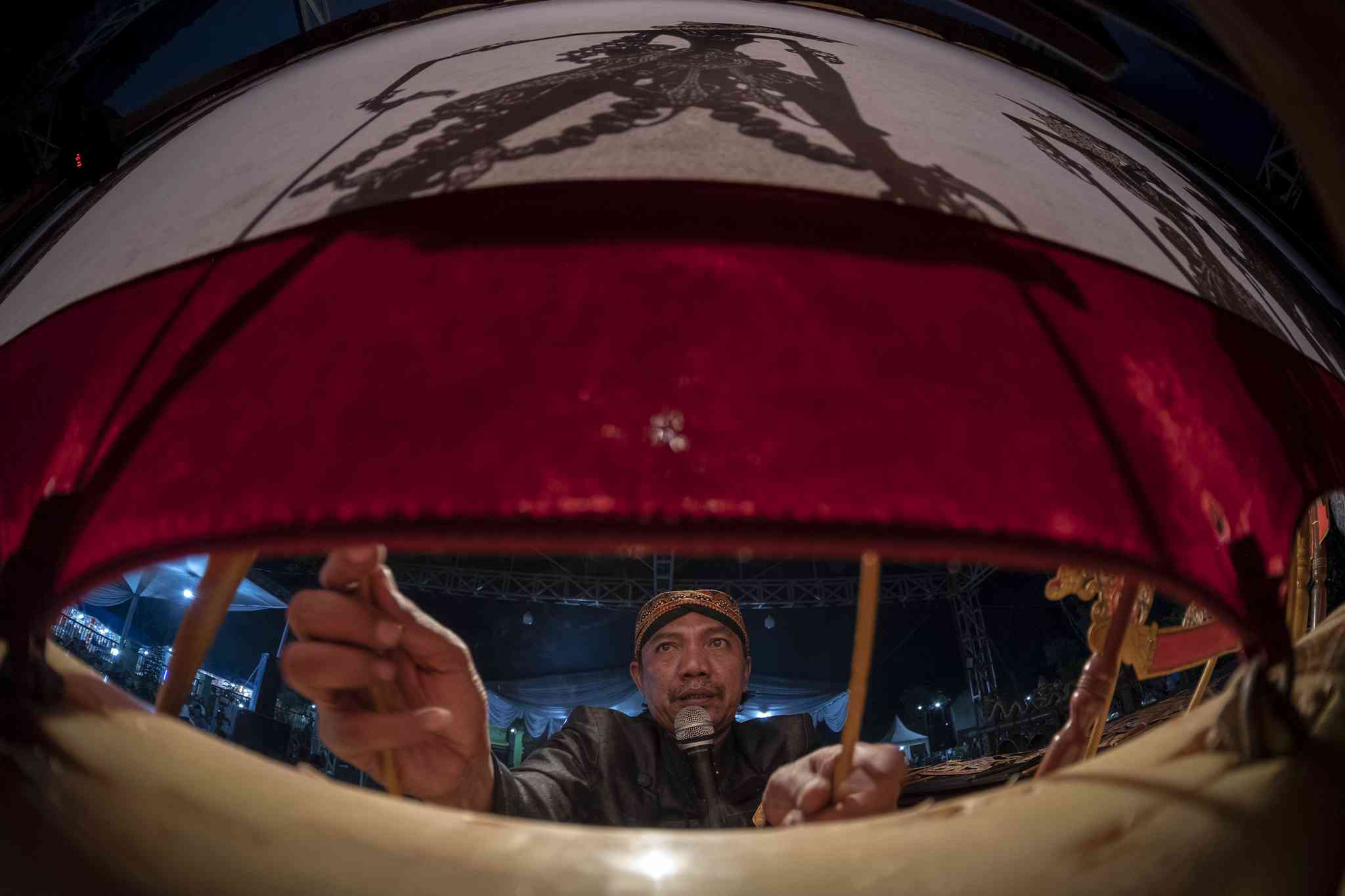 Pentas wayang kulit oleh Ki Eko Hadi Purnomo di Gedongombo Tuban (Foto: Ghofur Eka)