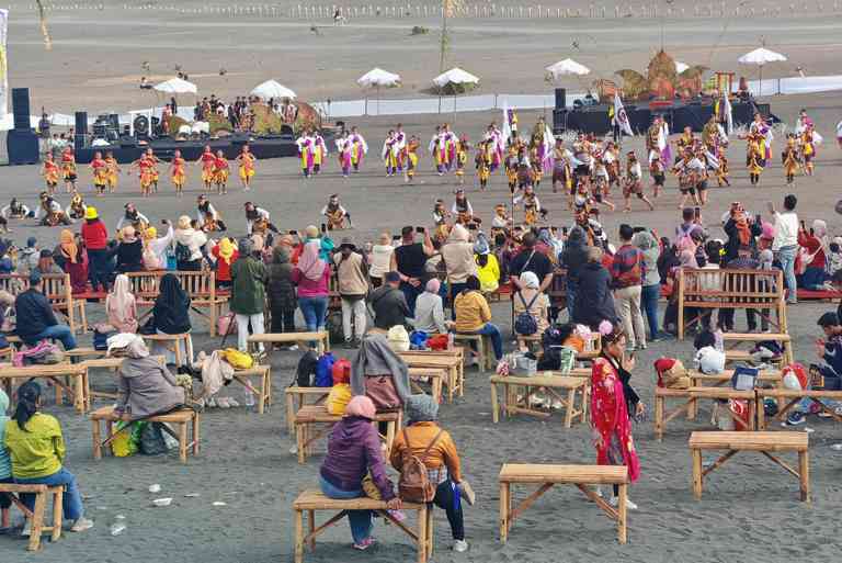 Penampilan eksotika bromo 2025 di lautan pasir (foto: Najib/Papar)