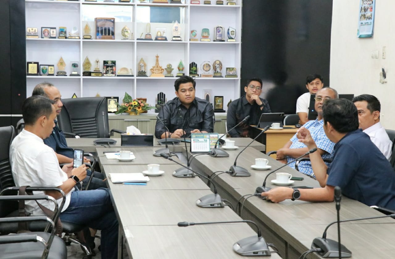 Ketua DPRD Gresik, M. Syahrul Munir hearing bersama Pemdes Yosowilangun dan PT SMI (Foto: Papar/Iqbal Adani)