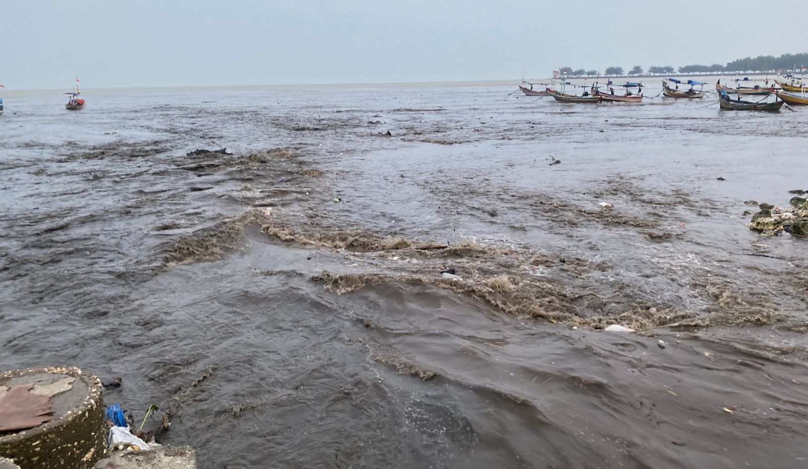 Muara lautan sampah di Karangsari, Kecamatan Tuban (Photo : Yulian Ibra- Jurnal Papar)