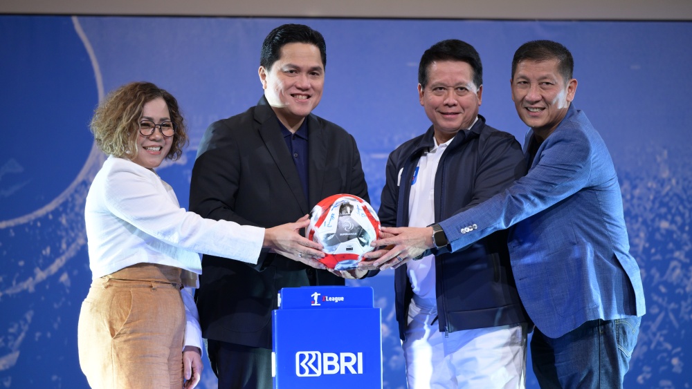 Harsiwi Achmad (Direktur SCM), Erick Thohir (Ketua Umum PSSI), Hery Gunardi (Direktur Utama BRI), dan Ferry Paulus (Direktur Utama I.League) di peluncuran BRI Super League 2025/26 (Foto: ileague.id)